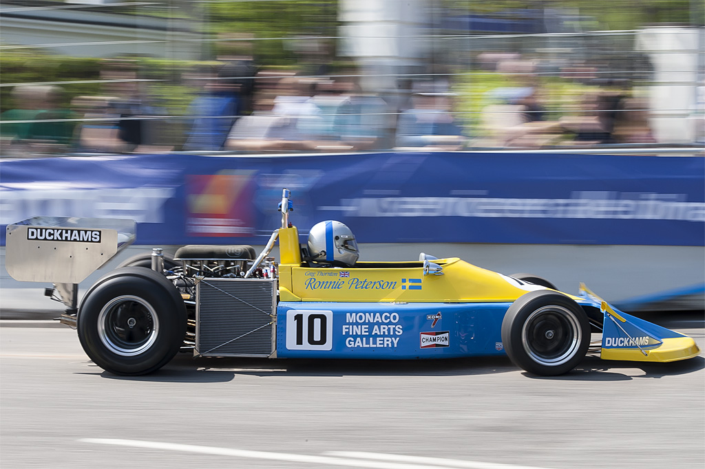 Formel 1 opvisningsklassen kørte i år under navnet ”Ronnie Peterson Memorial”, og havde to fine eksemplarer af svenskerens biler med her en March 76 1 i de helt rigtige farver
